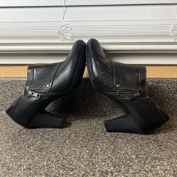 Clarks bendables Womens Size 7M Black Leather Mid Heels Zip On Ankle Bootie Pump - Picture 6 of 12